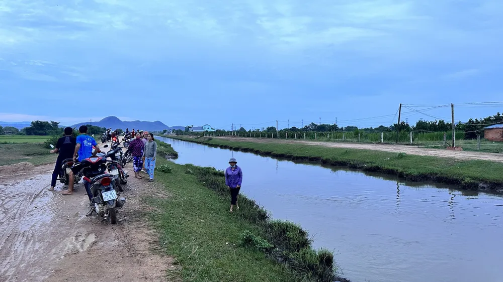 Tổ chức tìm kiếm 4 em nữ học sinh tử nạn. Ảnh: D.T.