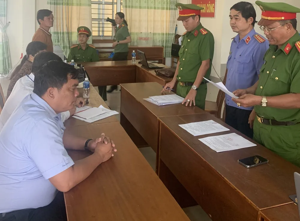 Cơ quan chức năng đọc quyết định khởi tố bị can và lệnh bắt bị can để tạm giam nguyên Chủ tịch UBND xã và Kế toán trưởng xã Tiến Thành. Ảnh: VKSND tỉnh Bình Thuận