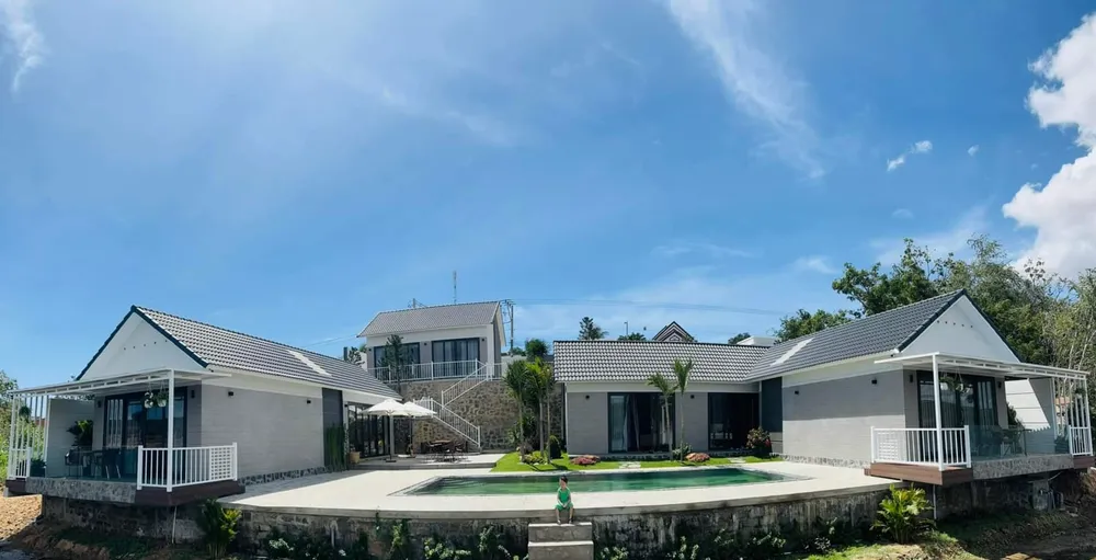 Khách sạn Moon LaKe Villa - Bàu Trắng được xây dựng rất lớn. Ảnh: M.K.