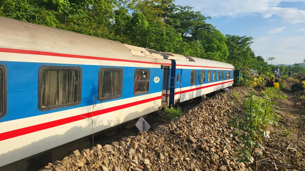 Một toa tàu SE2 bị trật bánh khỏi đường ray. Ảnh: N.T. Một toa tàu SE2 bị trật bánh khỏi đường ray. Ảnh: N.T.