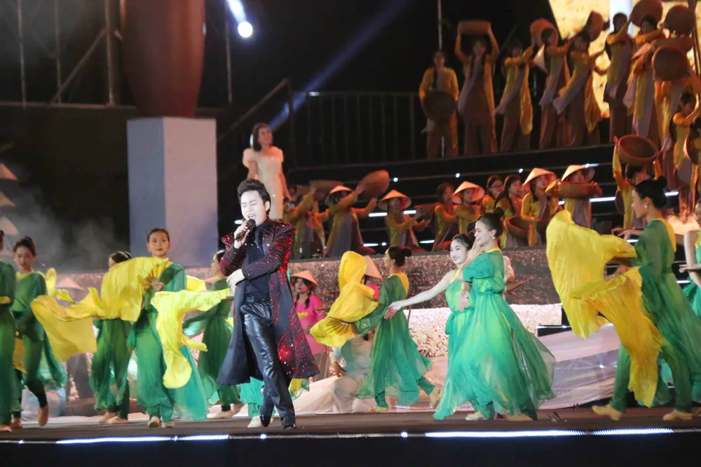 Các tiết mục nghệ thuật thu hút rất đông người dân đến xem
