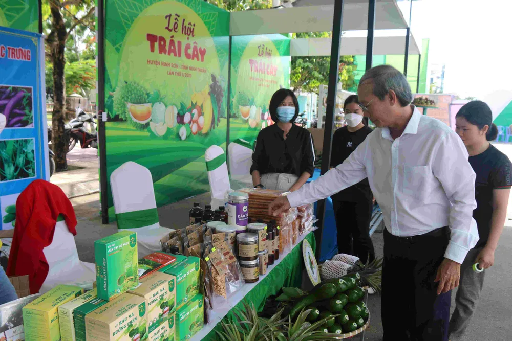 Ngoài các loại trái cây tươi, lễ hội còn giới thiệu đến thực khách những sản phẩm chế biến từ trái cây được công nhận là sản phẩm OCOP Ngoài các loại trái cây tươi, lễ hội còn giới thiệu đến thực khách những sản phẩm chế biến từ trái cây được công nhận là sản phẩm OCOP