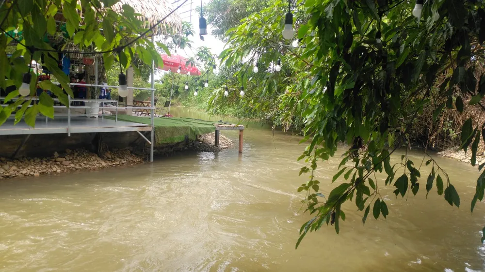 Khu ăn uống lấn hẳn ra lòng sông