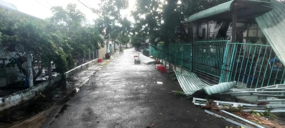 Trận mưa lớn kèm giông sét khiến 2 người thương vong, hàng chục căn nhà bị tốc mái