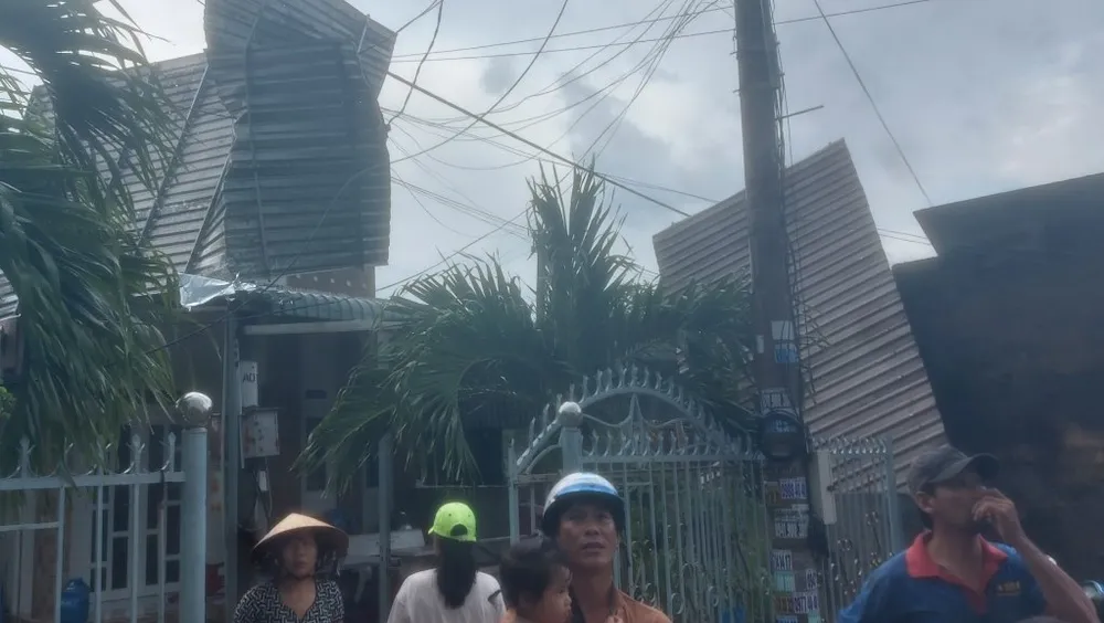 Hàng chục căn nhà bị tốc mái sau trận mưa kèm giông sét