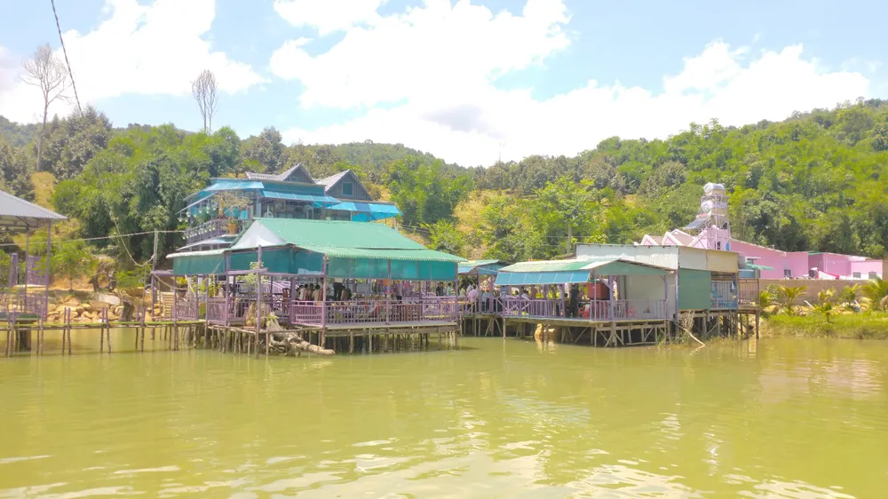 Hàng loạt công trình không phép ngang nhiên "mọc" lên giữa lòng hồ thủy điện Đa Mi Hàng loạt công trình không phép ngang nhiên "mọc" lên giữa lòng hồ thủy điện Đa Mi