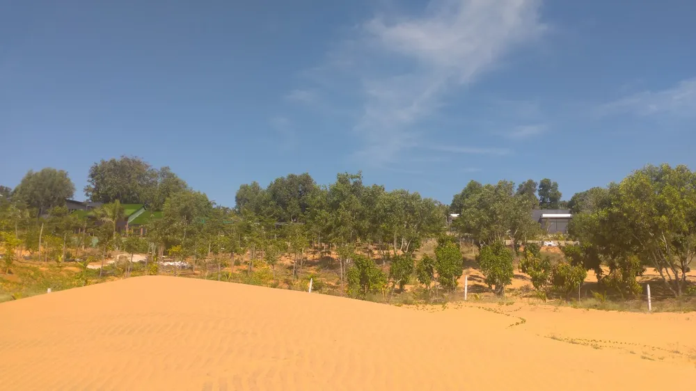 Tình trạng lấn chiếm đất công, xây dựng công trình không phép còn xảy ra tại nhiều nơi ở tỉnh Bình Thuận (Trong ảnh: Hàng loạt công trình không phép lấn chiếm thắng cảnh đồi Cát Bay Mũi Né chưa được giải quyết dứt điểm)