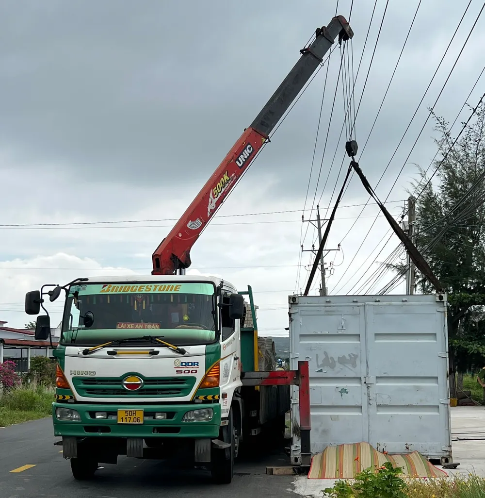 Hiện trường vụ điện giật khiến 2 người thương vong. Ảnh: D.T. Hiện trường vụ điện giật khiến 2 người thương vong. Ảnh: D.T.