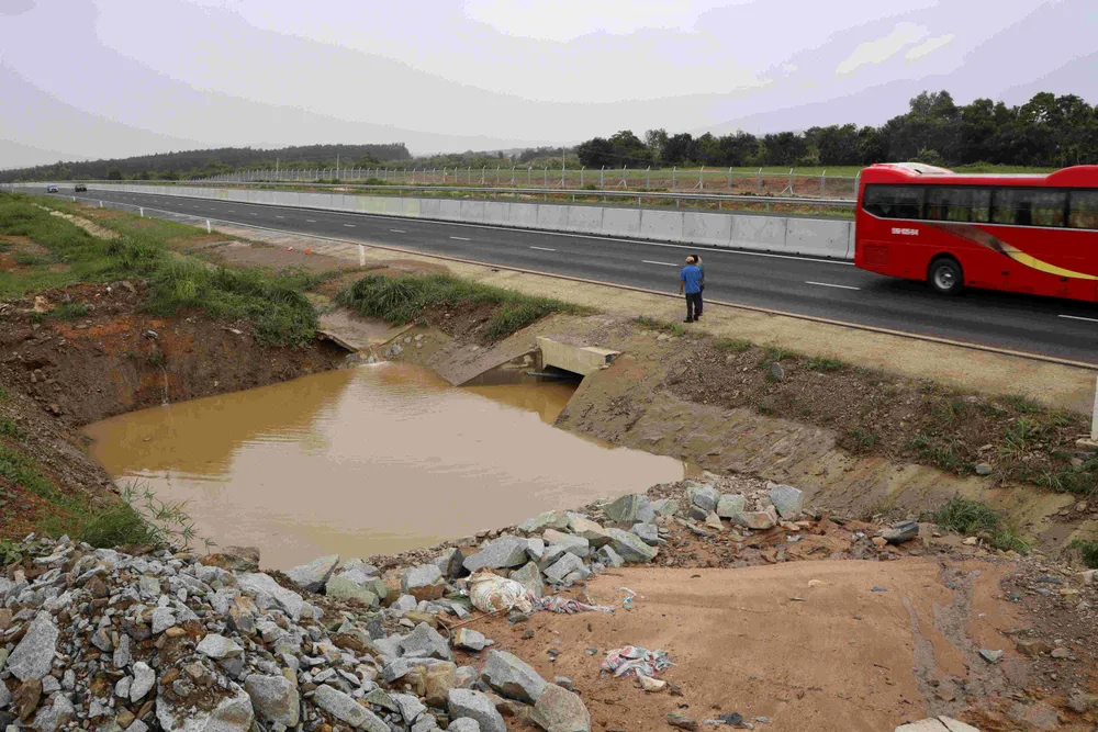 Cống thông ngang qua cao tốc thiết kế khá nhỏ, có thể là một trong các nguyên nhân gây ngập do thoát nước không kịp Cống thông ngang qua cao tốc thiết kế khá nhỏ, có thể là một trong các nguyên nhân gây ngập do thoát nước không kịp