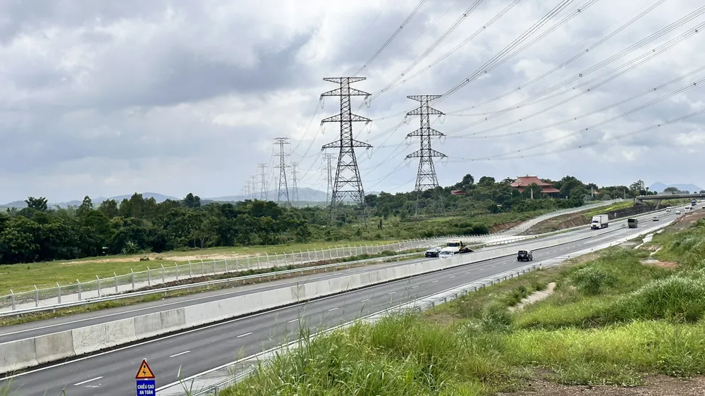Đoạn cao tốc Phan Thiết - Dầu Giây bị ngập lõm xuống như hình chiếc phễu Đoạn cao tốc Phan Thiết - Dầu Giây bị ngập lõm xuống như hình chiếc phễu