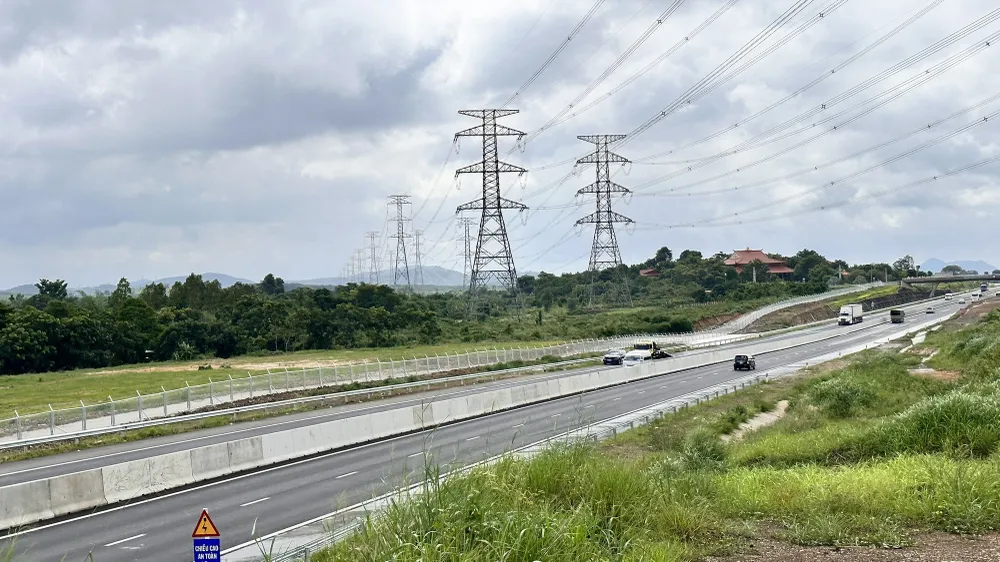 Theo nhóm nghiên cứu, với cao độ mặt đường hiện hữu tại vị trí km25+419 là +44.47m, thì chỉ cần mưa 25mm trở lên sau 2 giờ rưỡi sẽ ngập