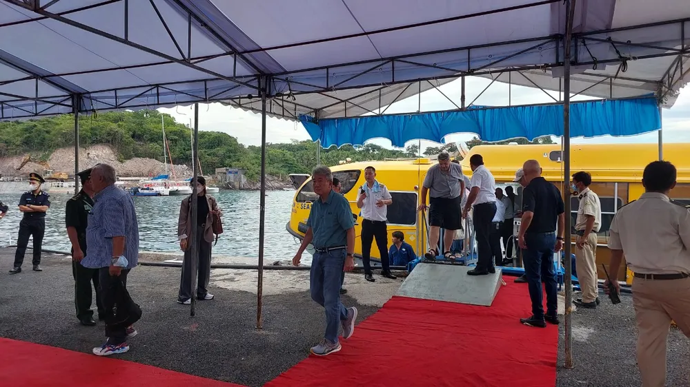 Khách quốc tế lên bờ tham quan các chương trình tour đã chọn