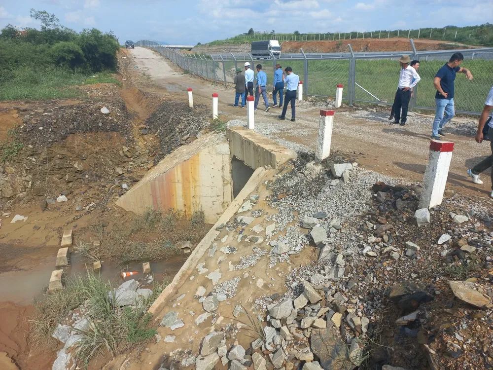 Đoàn chuyên gia do Bộ GTVT cắt cử khảo sát tại khu vực cống ngang trên cao tốc Phan Thiết - Dầu Giây