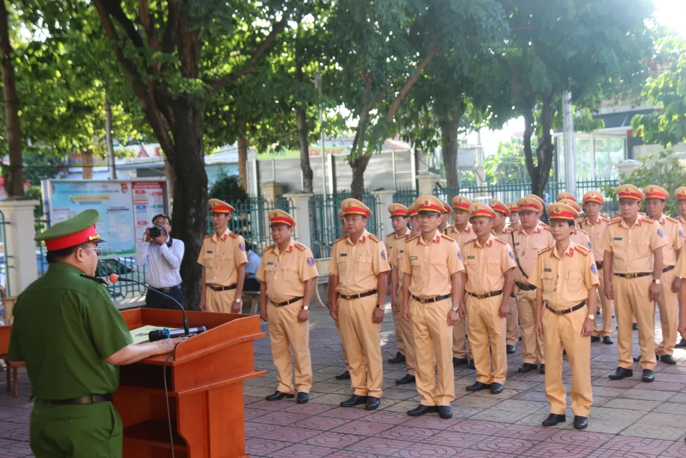 CSGT Bình Thuận ra quân tổng kiểm soát xe ô tô vận tải hành khách và xe container