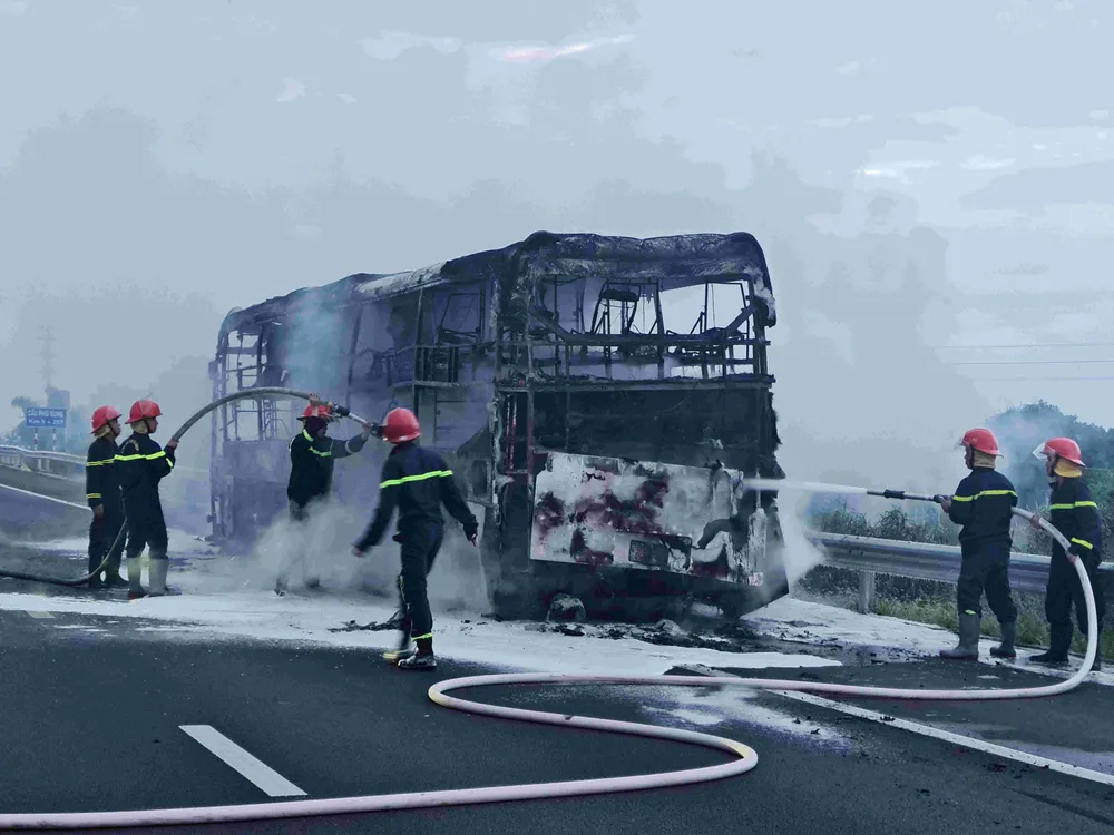 Lực lượng chữa cháy có mặt xử lý vụ việc