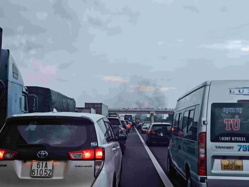 Vụ cháy khiến đoạn cao tốc bị gián đoạn, kẹt xe kéo dài