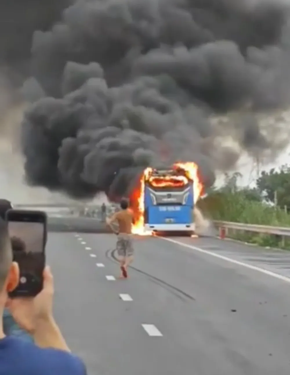 Xe giường nằm bất ngờ bốc cháy ngùn ngụt