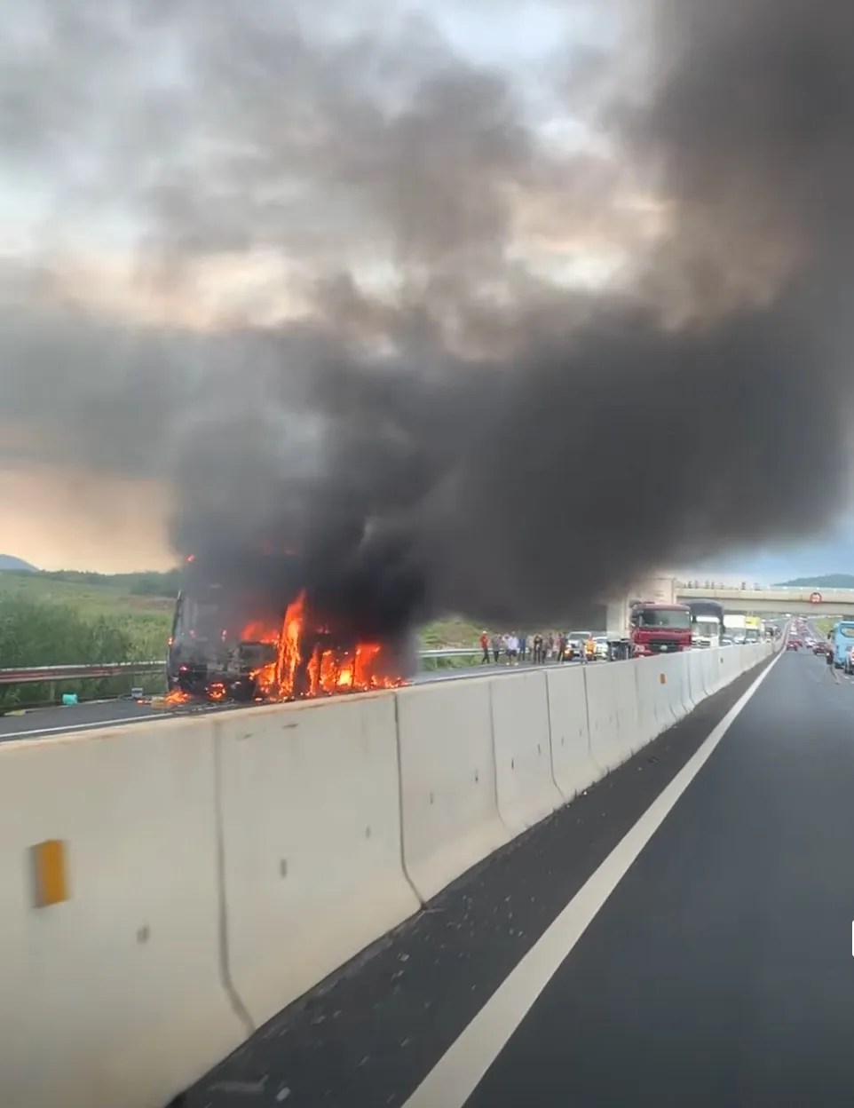 Ngọn lửa bao trùm toàn bộ thân xe