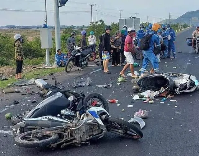 Hiện trường vụ thanh niên 16 tuổi lái xe ô tô tông hàng loạt xe máy đang dừng đèn đỏ