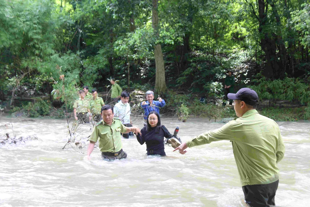 Đoàn công tác lội sông Ba Bích đi kiểm tra khu vực lõi dự án. Ảnh: NGUYỄN TIẾN