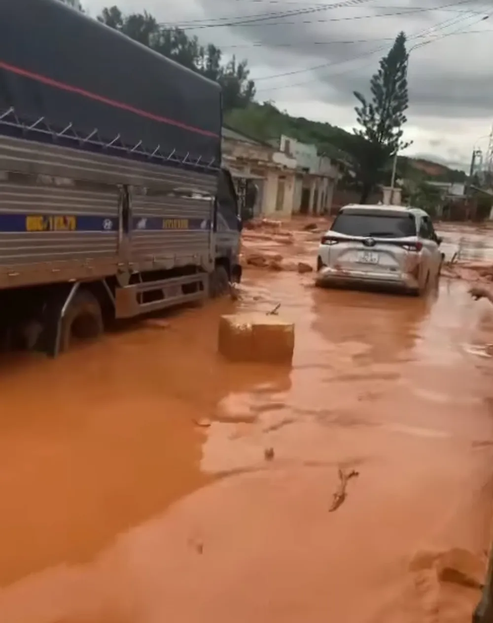 Lũ cát đỏ ập xuống đường, gây ách tắc giao thông, một số phương tiện không thể di chuyển Lũ cát đỏ ập xuống đường, gây ách tắc giao thông, một số phương tiện không thể di chuyển
