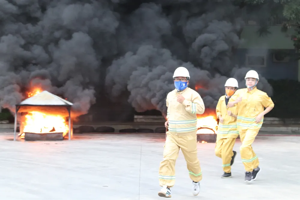 Lực lượng chữa cháy và cứu nạn cấp cơ sở có mặt Lực lượng chữa cháy và cứu nạn cấp cơ sở có mặt