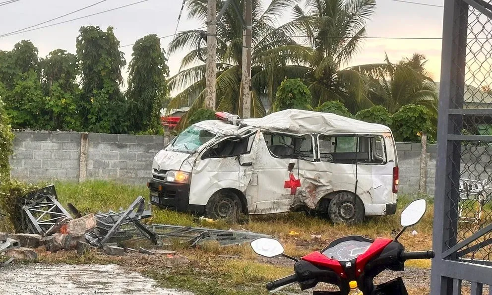 Chiếc xe cứu thương chở theo 6 người gặp nạn. Ảnh: NDCC Chiếc xe cứu thương chở theo 6 người gặp nạn. Ảnh: NDCC