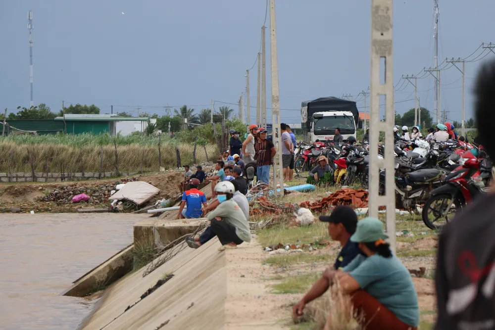 Người nhà và rất đông người dân mong ngóng tin tức em T.