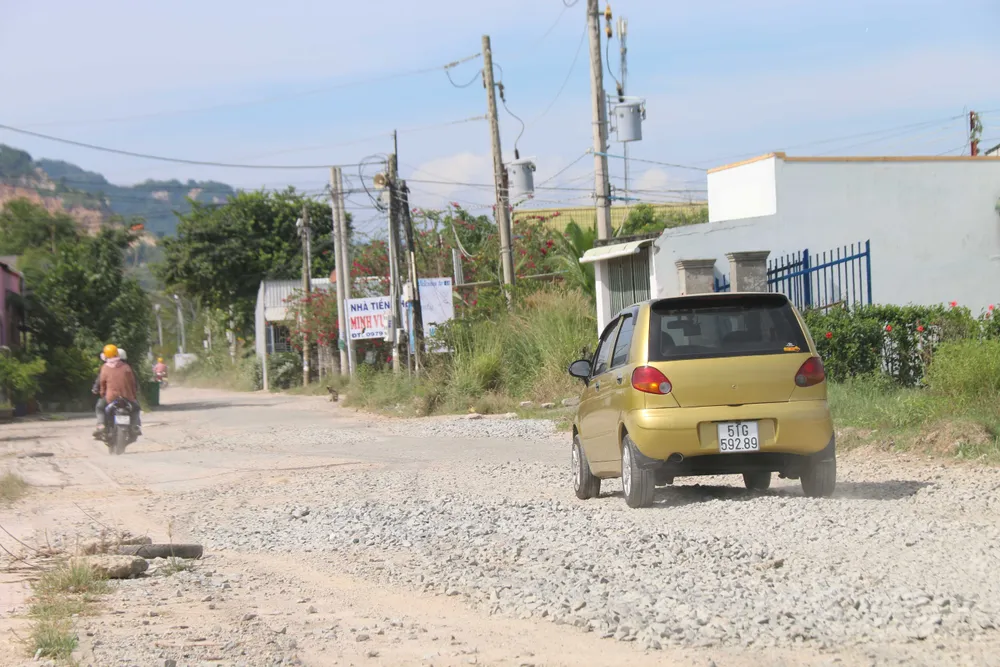 Nhiều tuyến đường dân sinh bị xuống cấp nghiêm trọng