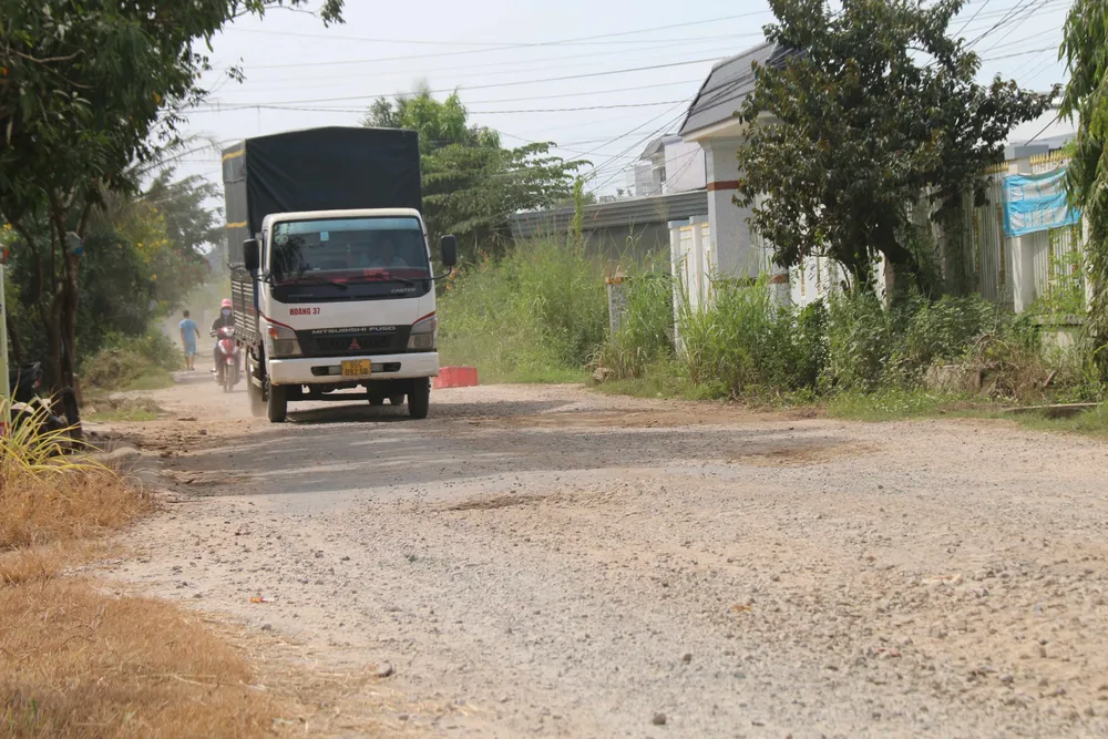 Tuyến đường qua xã Tân Lập (Bình Thuận) chằng chịt "ổ voi, ổ gà"