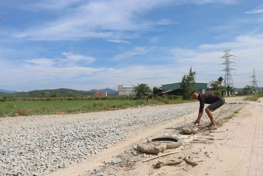 Đường xuống cấp, người dân xã Tân Lập, huyện Hàm Thuận Nam (tỉnh Bình Thuận) dùng đá, lốp xe,… ngăn các phương tiện leo lên lề, phá hủy hành lang đường