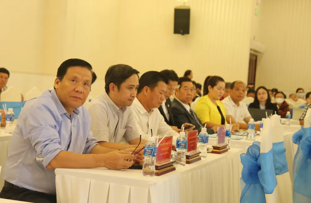 Ông Nguyễn Ngọc Anh, Phó Tổng Biên tập Báo Sài Gòn Giải Phóng (ngoài cùng bên trái) cùng đại diện các cơ quan báo chí tham dự tọa đàm Ông Nguyễn Ngọc Anh, Phó Tổng Biên tập Báo Sài Gòn Giải Phóng (ngoài cùng bên trái) cùng đại diện các cơ quan báo chí tham dự tọa đàm