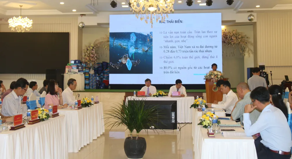 Quang cảnh buổi tọa đàm “Bảo vệ môi trường biển để phát triển kinh tế bền vững tại tỉnh Bình Thuận” Quang cảnh buổi tọa đàm “Bảo vệ môi trường biển để phát triển kinh tế bền vững tại tỉnh Bình Thuận”