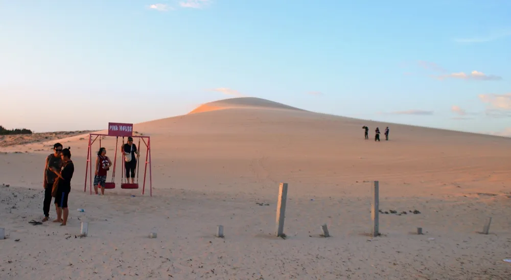 Đồi cát ở thắng cảnh Bàu Trắng được ví như "tiểu sa mạc Sahara của Việt Nam", thu hút rất đông khách du lịch