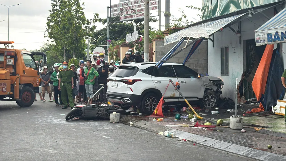 Chiếc ô tô lao vào nhà dân ở TP Phan Thiết khiến 1 người tử vong