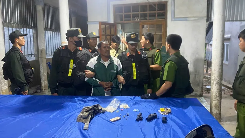 Lực lượng chức năng bắt giữ K'Văn Phước cùng tang vật