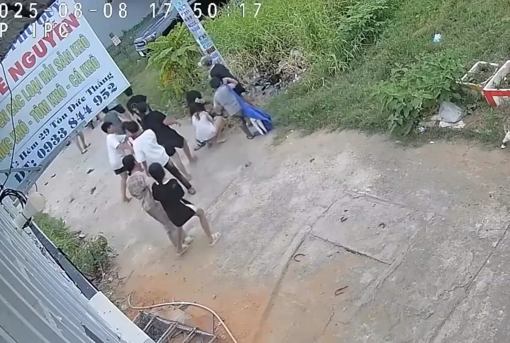 Nữ sinh 12 tuổi bị nhóm bạn đánh hội đồng