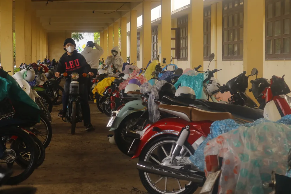 Học sinh đặc khu Phú Quý (tỉnh Lâm Đồng) đội mưa đi dự lễ khai giảng