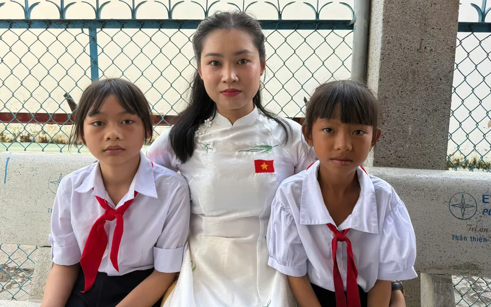 Các em học sinh có hoàn cảnh đặc biệt khó khăn của Trường Tình Thương, phường Phan Thiết (tỉnh Lâm Đồng) dự lễ khai giảng trong vòng tay ấm áp của thầy cô