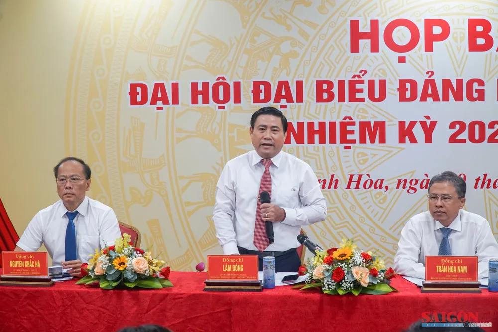 Đồng chí Lâm Đông, Trưởng ban Tuyên giáo và Dân vận Tỉnh ủy Khánh Hòa (giữa), phát biểu tại họp báo