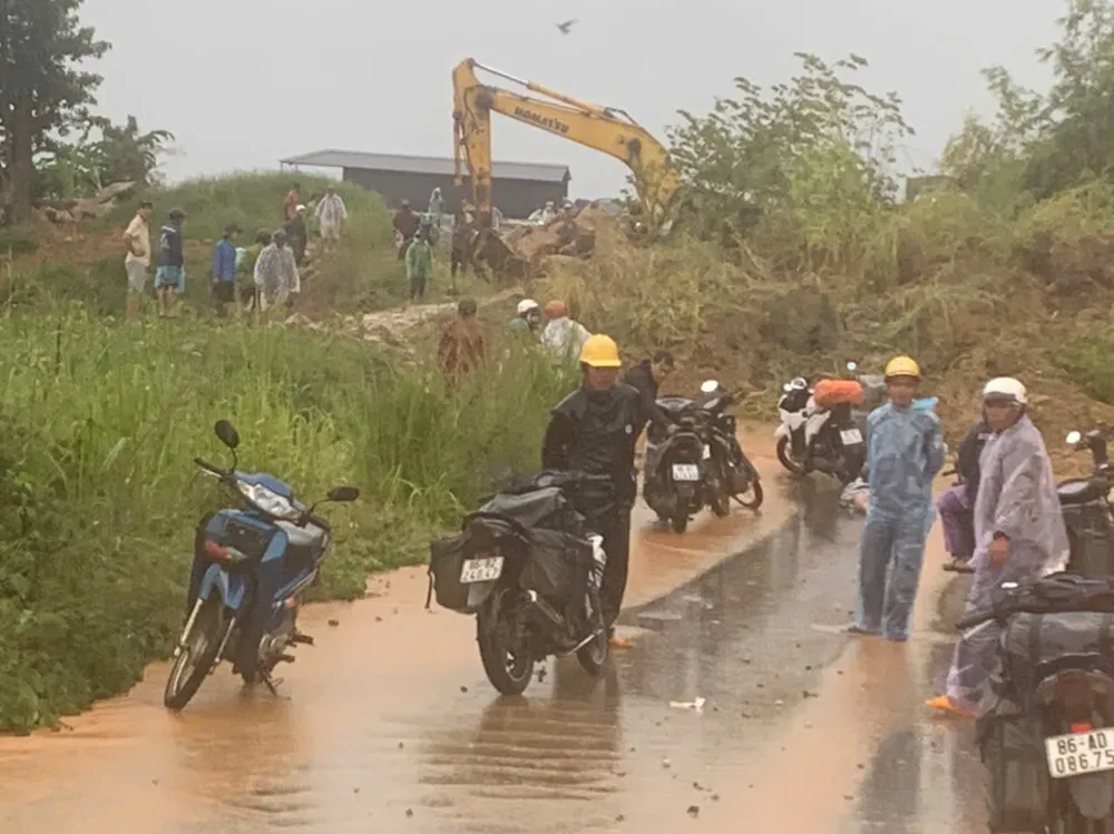 Nhiều người dân cùng phương tiện không thể di chuyển qua khu vực sạt lở
