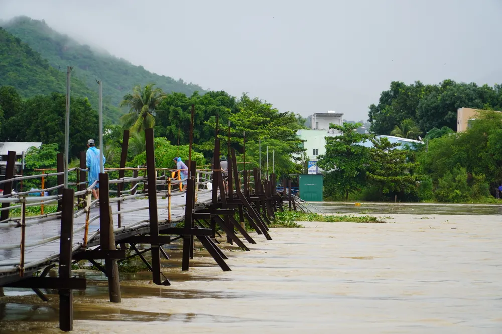 Cầu gỗ Phú Kiểng bị lũ cuốn trôi.JPG