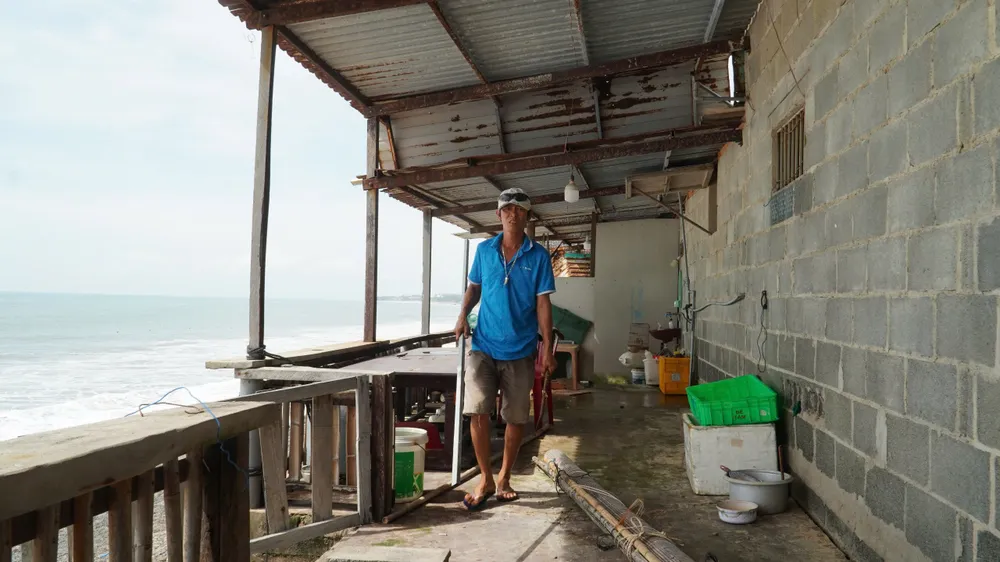 Sạt lở bờ kè Mũi Né uy hiếp nhiều hàng quán kinh doanh