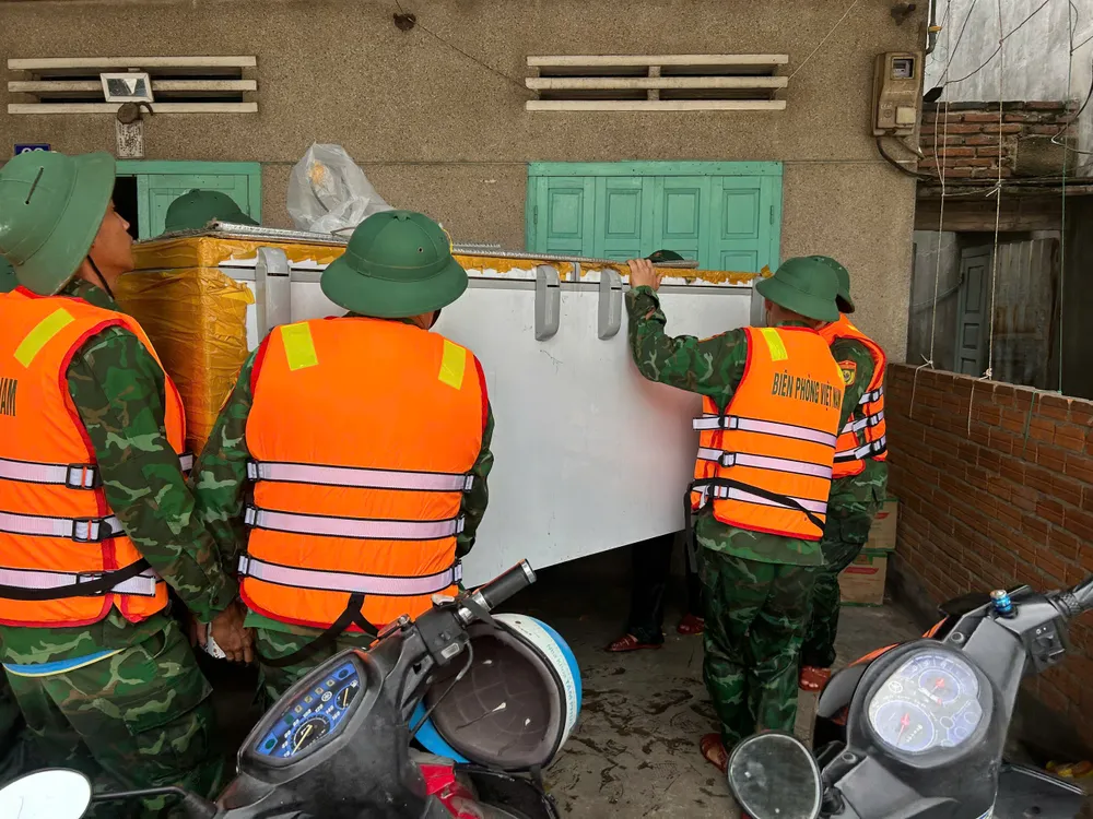 Bộ đội hỗ trợ di dời người dân và nhiều tài sản