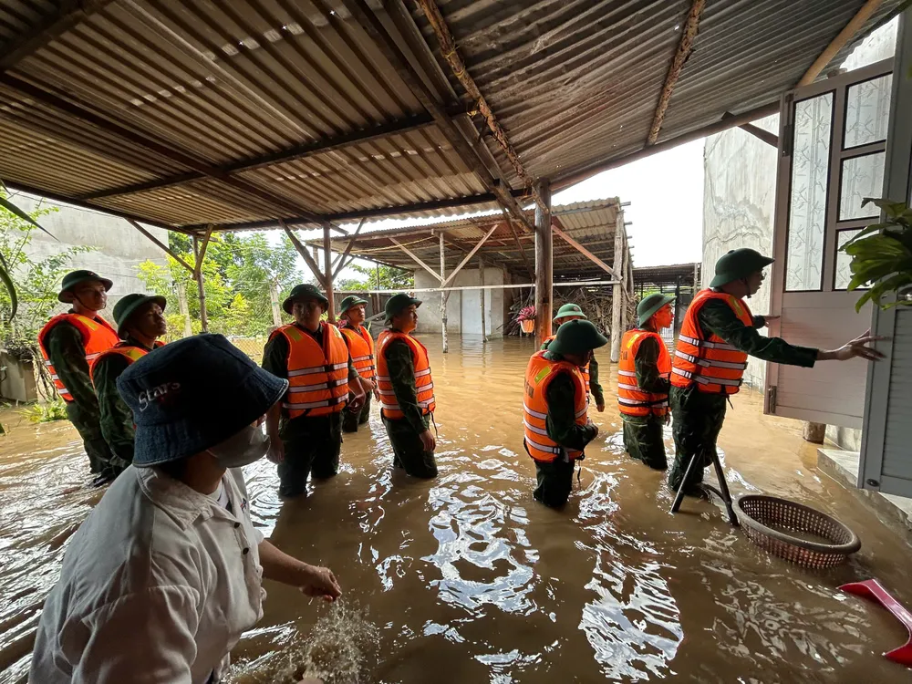 Các chiến sĩ Đồn Biên phòng Hòa Minh tới từng gia đình vùng ngập lụt để hỗ trợ di dời đến nơi an toàn