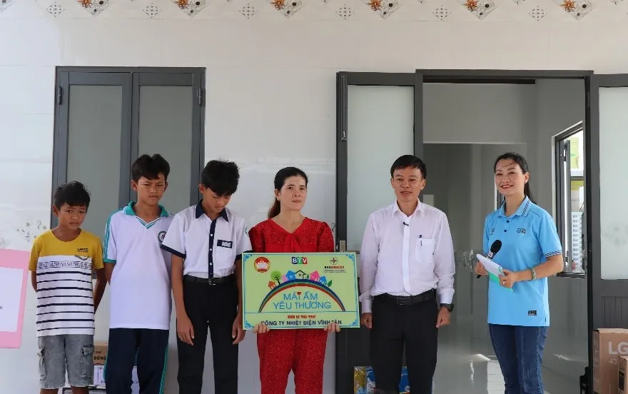 Lãnh đạo Công ty Nhiệt điện Vĩnh Tân trao "Mái ấm yêu thương" cho gia đình khó khăn ở Lâm Đồng