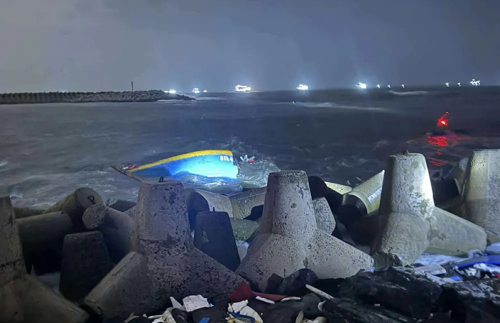 Tàu cá bị chìm ngay tại cửa cảng La Gi (Lâm Đồng) khiến một người mất tích