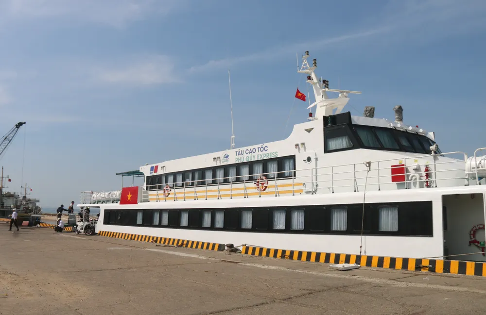 Tàu cao tốc Phú Quý Express là tàu duy nhất có giường nằm chở khách ra đặc khu Phú Quý