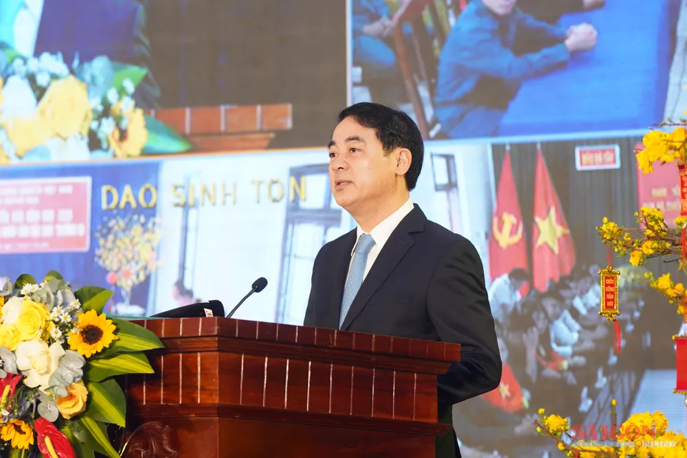 Bí thư Tỉnh ủy Khánh Hòa Nghiêm Xuân Thành chúc tết quân và dân đặc khu Trường Sa-Ảnh HIẾU GIANG.jpg