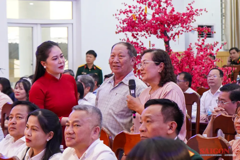 Cha mẹ của chị Lê Thị Kim Thi, công dân tình nguyện ra đảo tại điểm cầu phường Nha Trang-Ảnh HIẾU GIANG.jpg